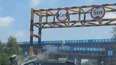 雷克萨斯LM高速路发生严重车祸 所有车门无法打开