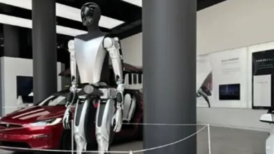 “擎天柱”来了！特斯拉人形机器人正式亮相门店：售价2万美元 