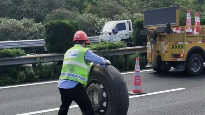 “流浪”的轮胎太危险！所幸无人受伤