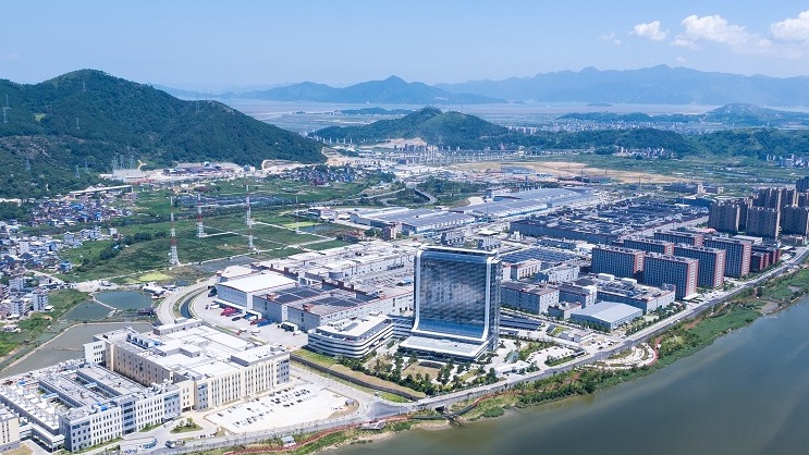 狂跌超40%，碳酸锂从“抢”到“让”只用了三个月