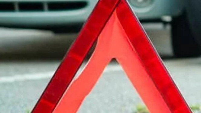 跑高速时下大暴雨咋办?能靠边停车吗?老司机教你处理方式