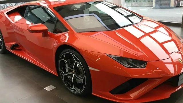兰博基尼小牛，性价比低于奥迪R8，为何销量却反超2.93倍？