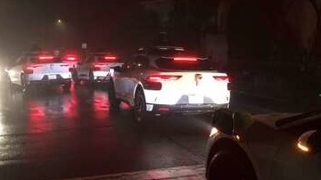 谷歌旗下 Waymo 无人驾驶出租车被雾霾困住，使旧金山交通