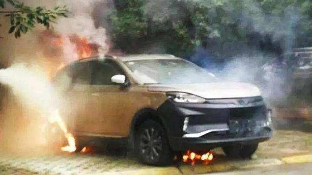 别再替电动车主们担心了，续航着火都不是事，早已百炼成钢