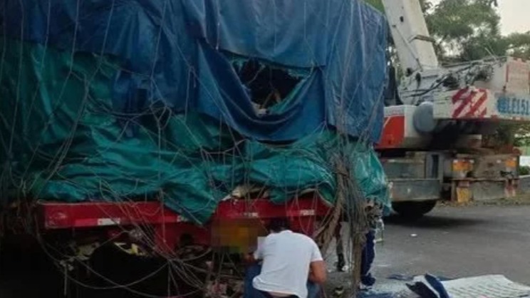 一个操作不当、一个违规停车，两败俱伤!