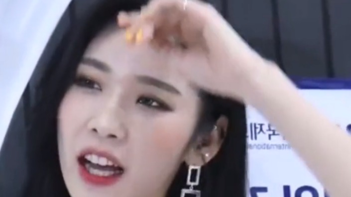 眉目如画，面赛芙蓉韩国车模崔星夏