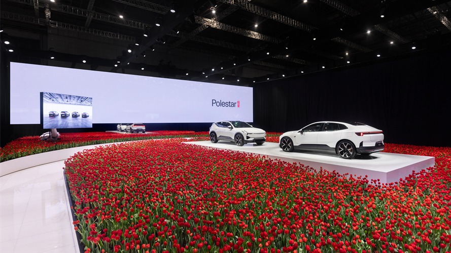 大手笔布花海展台，极星4延续诠释极星美学，能否成功打开国内市场？