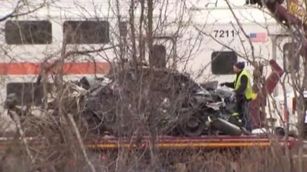 美国一辆列车冲出轨道撞上轿车 2名女性当场死亡
