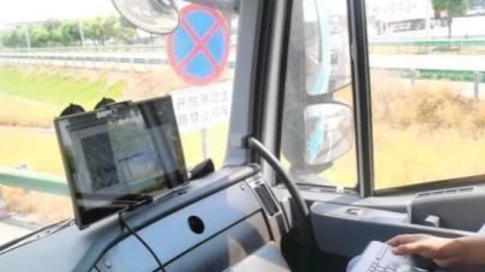 东海大桥上，行驶中的卡车里没有司机?如果你遇到，别慌