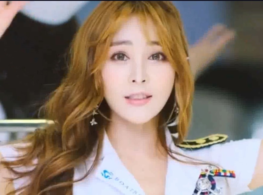 韩国时尚美女车模，柔顺长发披肩小姐姐
