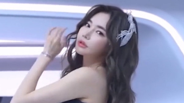 靓丽的车模美女，性感时尚，光彩照人！