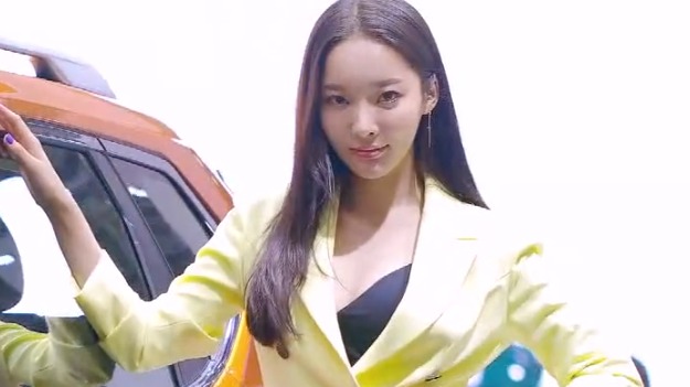 车展美女车模，笑容真的很甜，太美了！