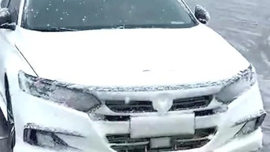车牌被雪挡住了，开车上路会扣分吗？
