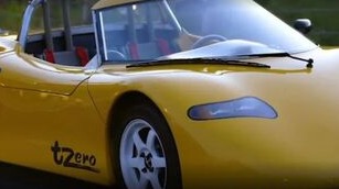 特斯拉二十岁，马斯克当爹又当妈