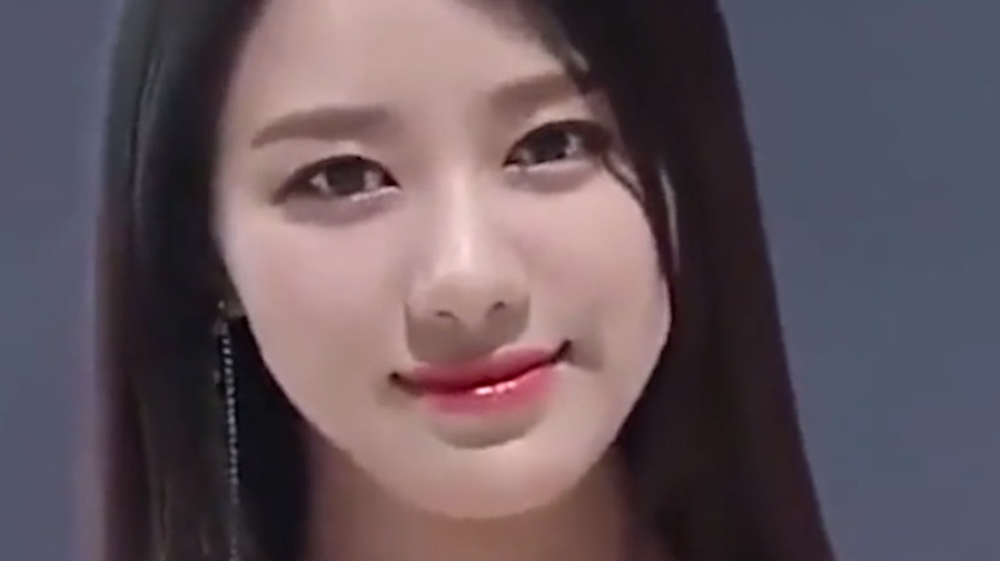 韩国美女车模，青丝秀发极具魅力，实在太美了
