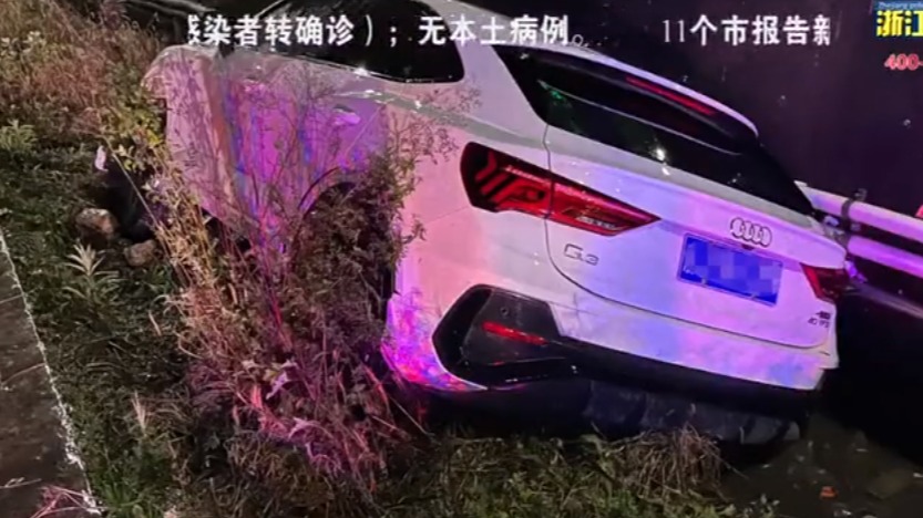 醉驾掉进沟里，男子淡定睡起大觉