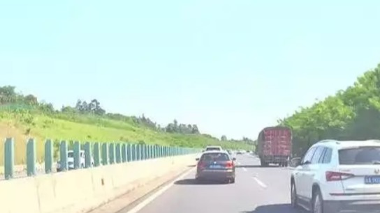 开车遇到加塞怎么办？你会让吗？教你一招，加塞不被人讨厌