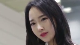 车模小姐姐的淡粉色蕾丝裙，青春活力！