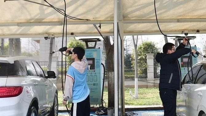 天气晴暖洗车忙，自己动手干净又便宜