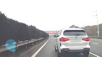 高速出口哪条车道更安全？看了这个视频深有感触，你会选择哪条呢