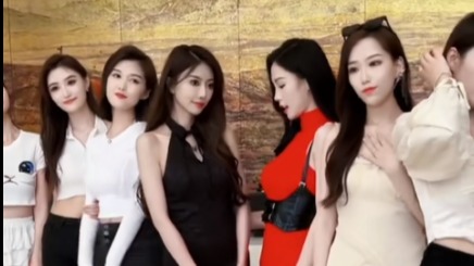 车展结束偶遇好多车模小姐姐。你喜欢那个小姐姐呢。