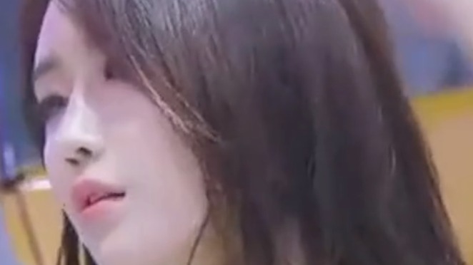 专业车模就是不一样，气质迷人自信满满