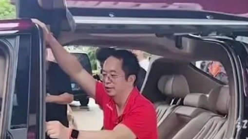 360董事长试乘昊铂汽车惨遭夹手！