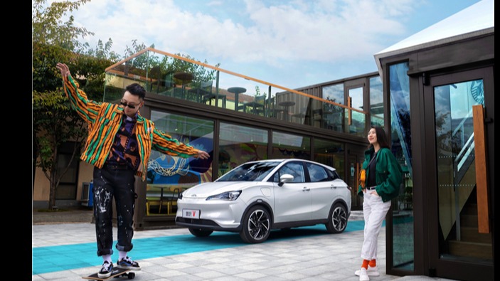 续航超400km、智能又好玩 最低5.99万哪吒V开回家