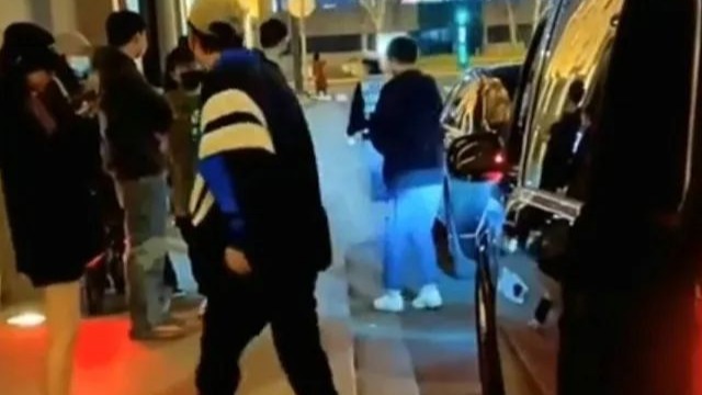 王思聪坐4缸奔驰出门，他那么有钱，为什么不买雷尔法？