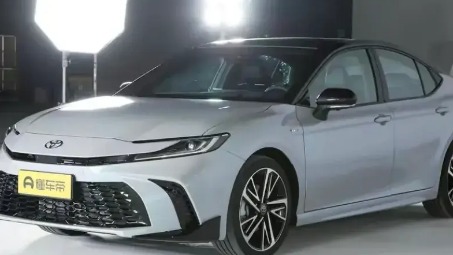 合资中型车之争！第九代丰田凯美瑞对比日产天籁！谁更值得入手？