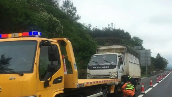 高速堵车，叫拖车背着走应急车道超车，会被处罚吗？