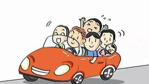 太危险 着急回家过年五座轿车竟挤七人