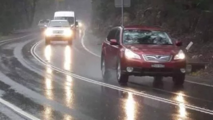 汽车下雨天开双闪灯?交警:乱开双闪，很容易就会被扣分