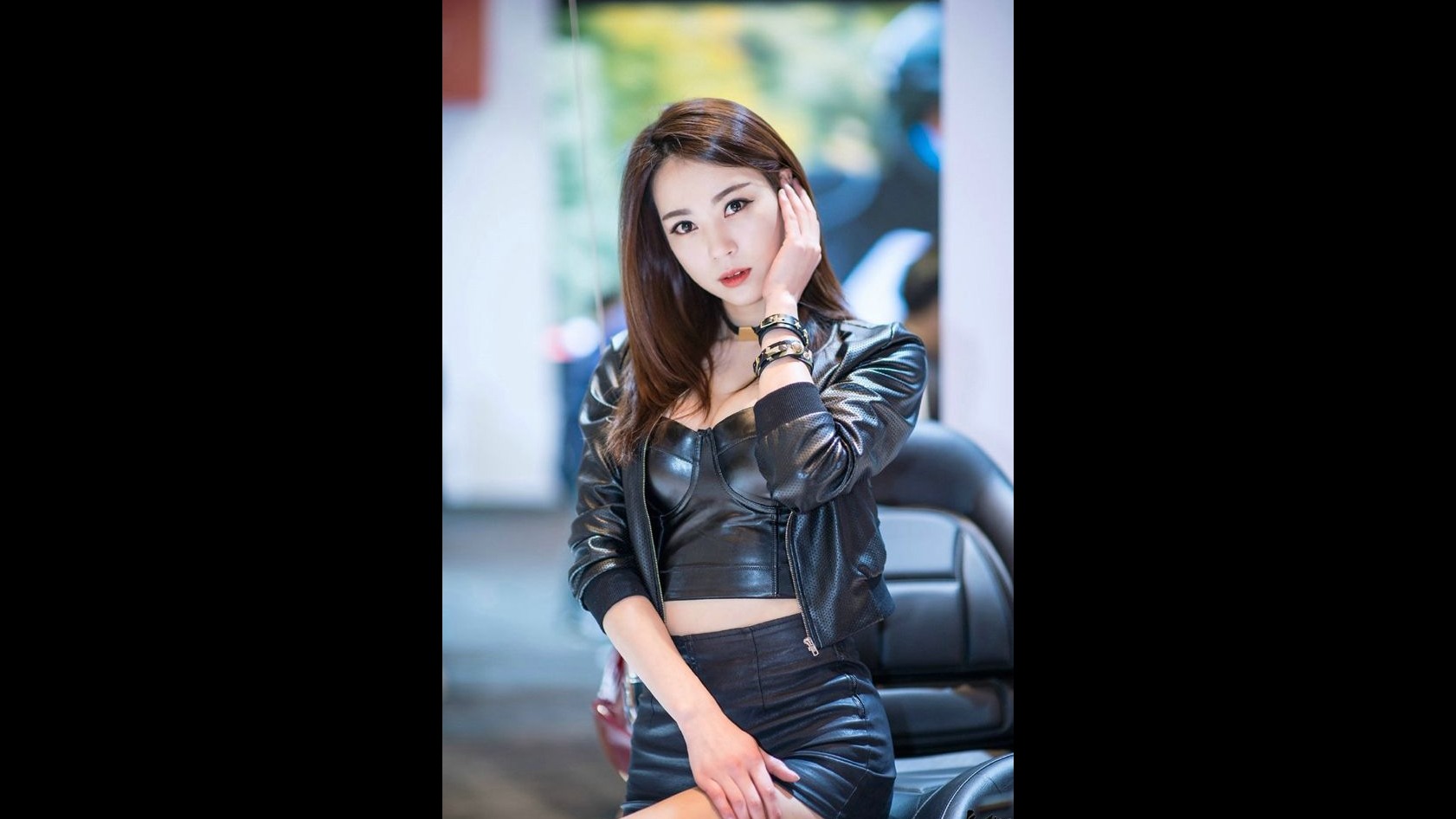 这是我见过最有气质的车模！端庄大气气质十足！ 
