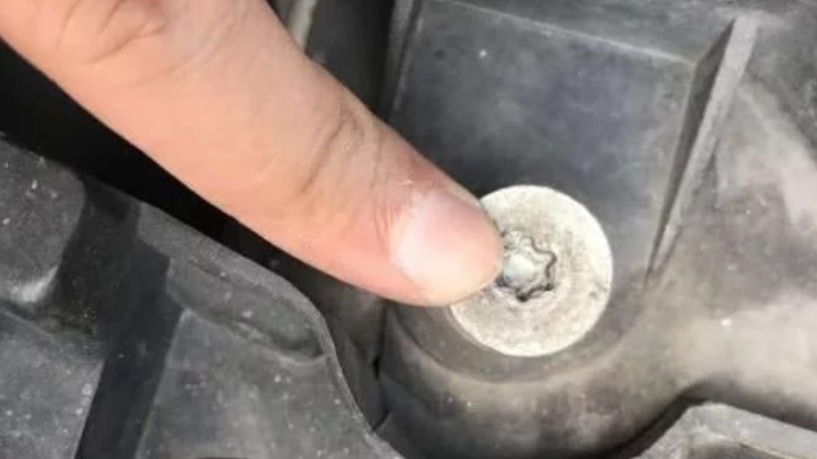 车上有3颗螺丝被称为二手车“照妖镜”，若被动过，可能有猫腻!