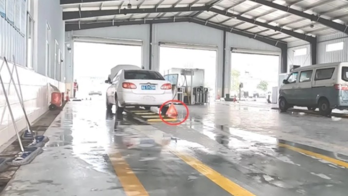 高速上发生交通事故， 这种蠢事别再做了，不然会害人害己