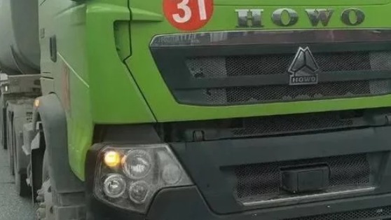 路口的灯这样闪，是坏了吗?遇上该咋办?