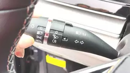 为何这么多司机连雾灯都不会开？真的怪不了司机，全是车企惹的事