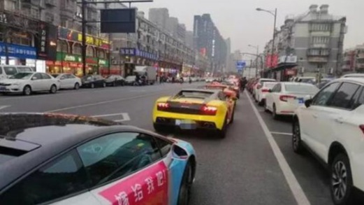 步行街人山人海，一对年轻男女求婚求了一半被警方叫停并遭传唤！