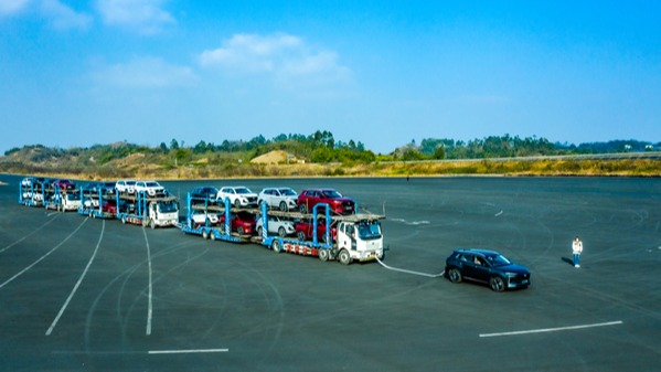 1.5T就能轻松拉动90吨货车！蓝鲸动力果然名不虚传