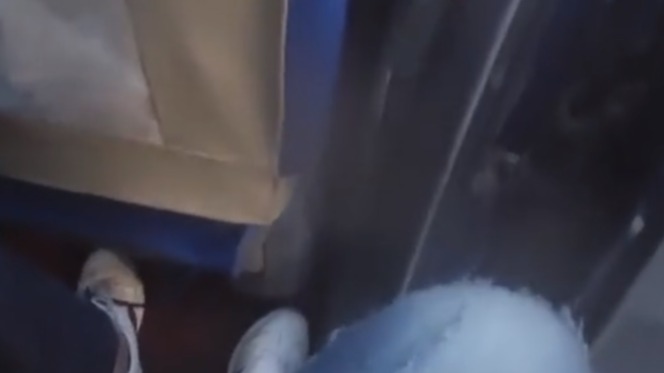 最耿直同事！男子醉酒出租车内昏睡，同事路过揪耳朵训话