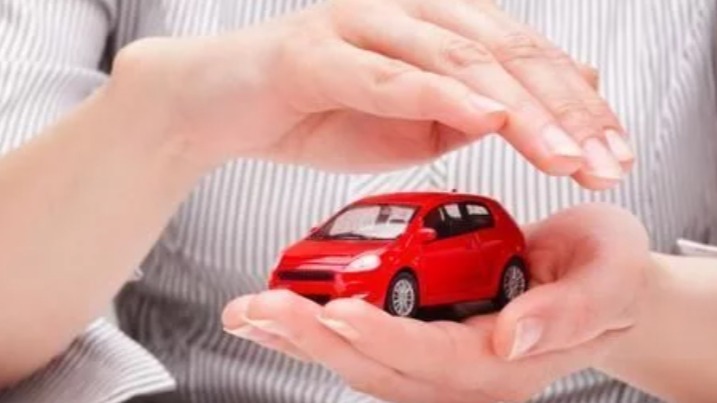 开车撞人后，要不要先垫付医药费?保险公司表示:别做错了