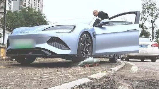 比亚迪海豹车身扭转刚度堪比劳斯莱斯？喵哥现场实测，会不会翻车