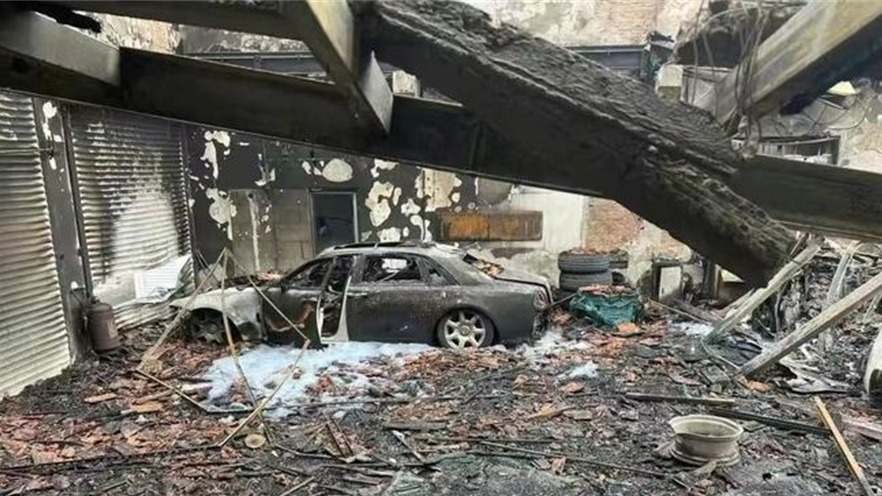 上海一汽车装潢店豪车尽毁 罪魁祸首疑因特斯拉自燃？