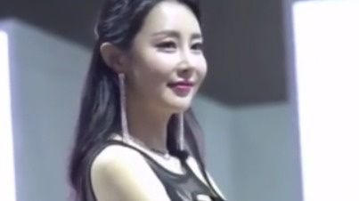 长发紧身黑裙美女车模，掐腰动作真好看，大饱眼福