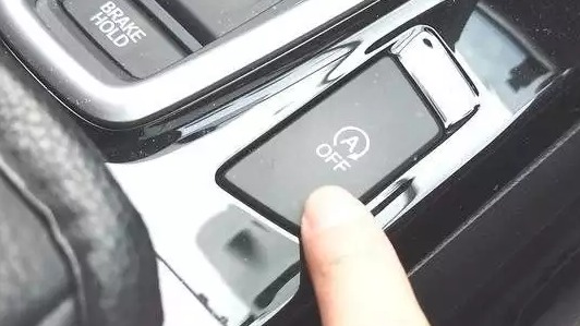 下暴雨路被淹了，千万别一脚油门冲过去，免得肠子悔青都没用