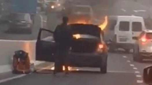 今天上午嘉闵高架一轿车燃起熊熊大火 车主“淡定”从车内转移物