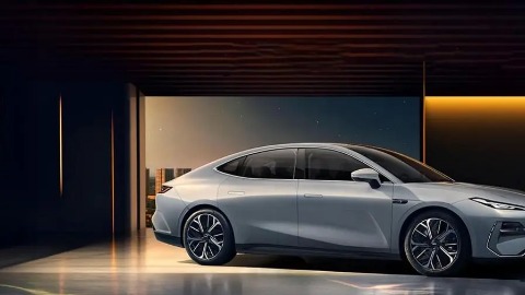 预定年轻人的年终奖，吉利银河E8五大版本，哪个适合你？