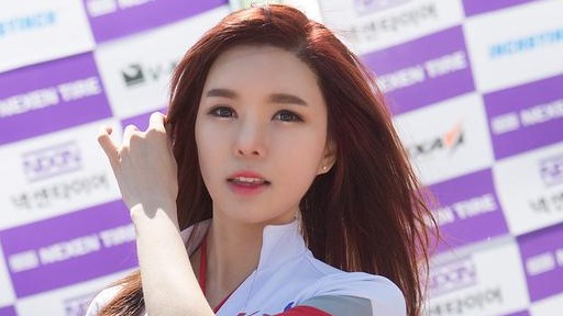 90后美女车模热裤露小蛮腰