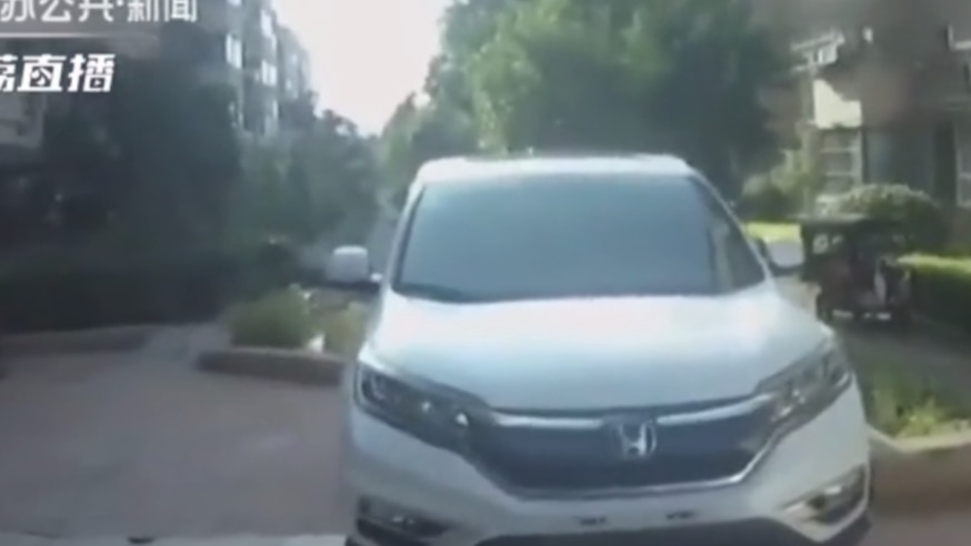 醉酒男子划伤18辆车 完全喝断片！看录像才发现糗大了